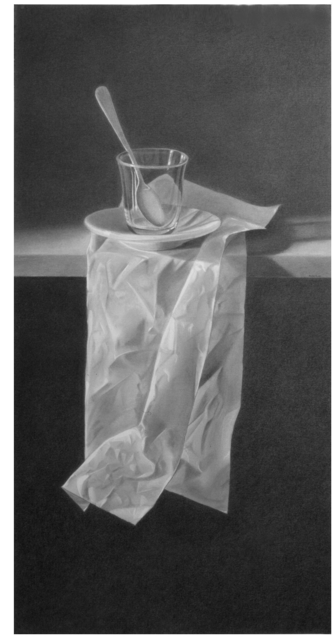 VASITO CON PLATO Y CUCHARA SOBRE UN PAPEL